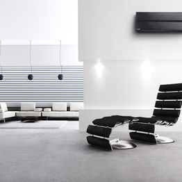 Safirsort kaiteki varmepumpe i minimalistisk svart/hvitt rom